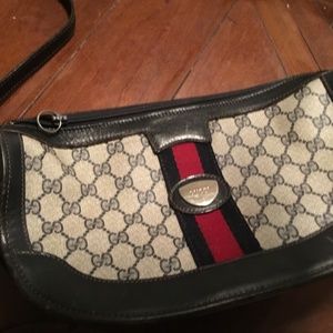 Authentic Gucci Vintage Navy Shoulder Bag  Wear to leather edges on bottom